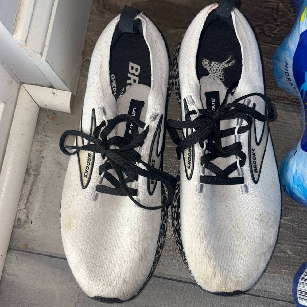 white with black brooks women’s size 9 need cleaned